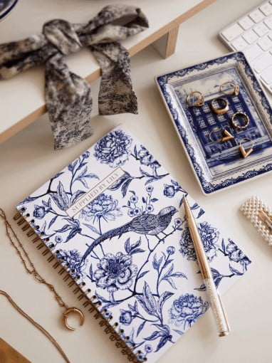 kierrekantinen-muistikirja-a5-lintukuosi-pöydällä