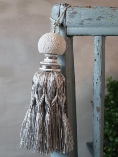 tuoksuva-tupsu-tuolinkarmilla-marquise